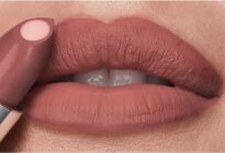 AVON Hydramatic Matte matowa szminka z kwasem hialuronowym kolor berry - 2