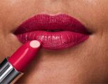 AVON Hydramatic Shine lśniąca szminka z kwasem hialuronowym kolor Carmine - 2